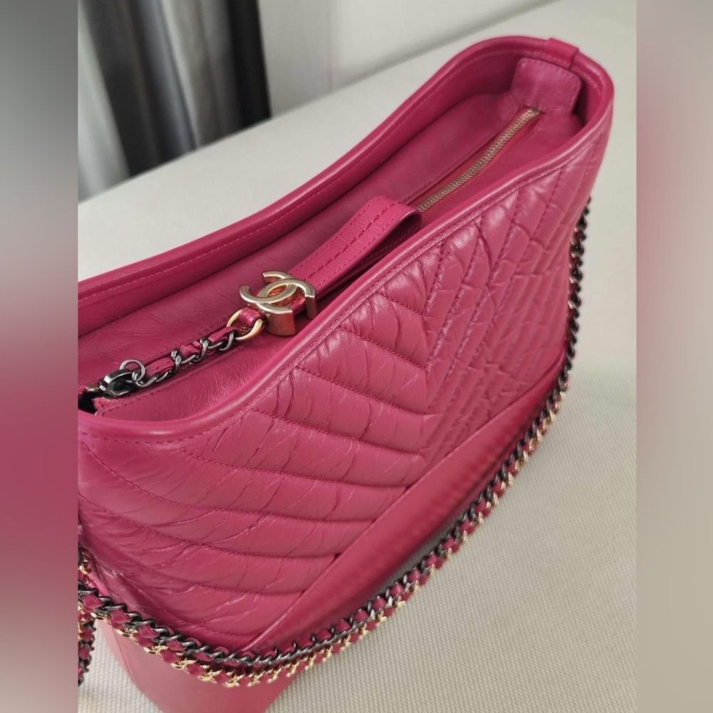Chanel calfskin Gabrielle hobo Medium in hot pink - Picture 4 of 16